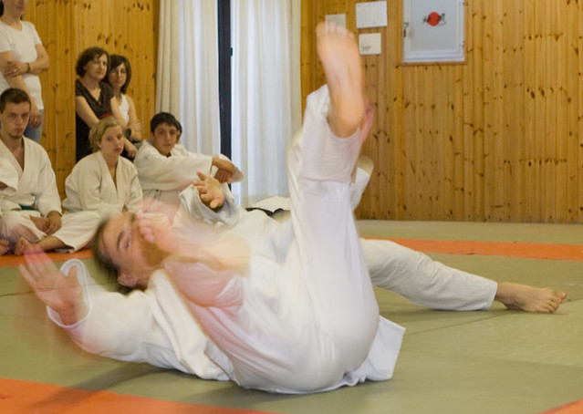 LAS CAÍDAS (UKEMI) EN JUDO Y AIKIDO: CAÍDA HACIA ATRÁS (USHIRO&nbsp;UKEMI)