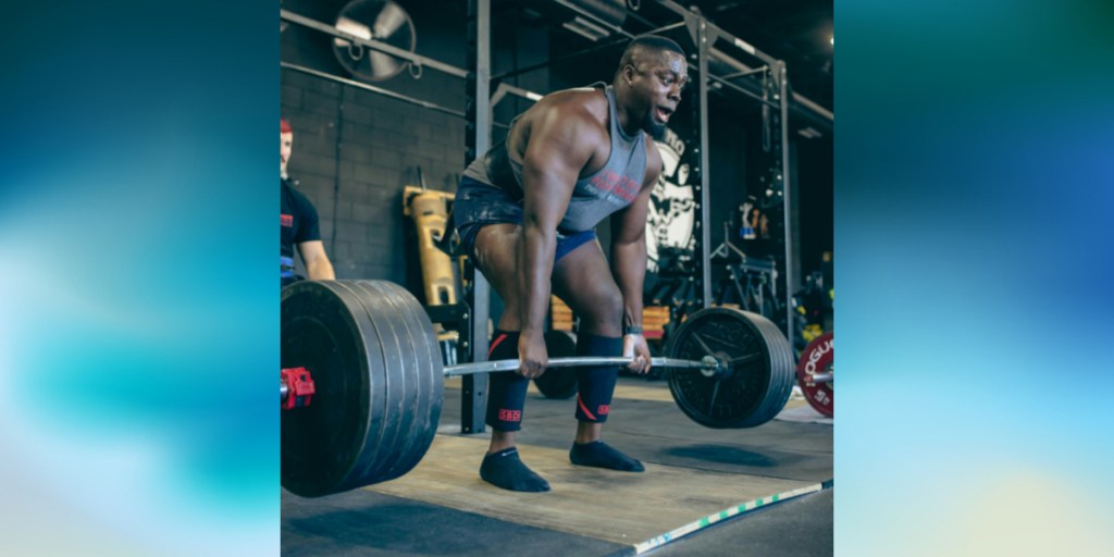 LEVANTANDO CON UNA BARRA DE PESO&nbsp;MUERTO